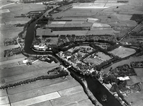 93472 Luchtfoto van het dorp Vreeland met omgeving; met in het midden de Vecht.N.B. De gemeente Vreeland is in 1964 bij ...